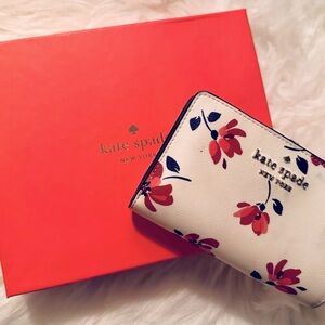 EUC KATE SPADE medium bifold Staci Tea Garden wallet with sweet floral print♠️